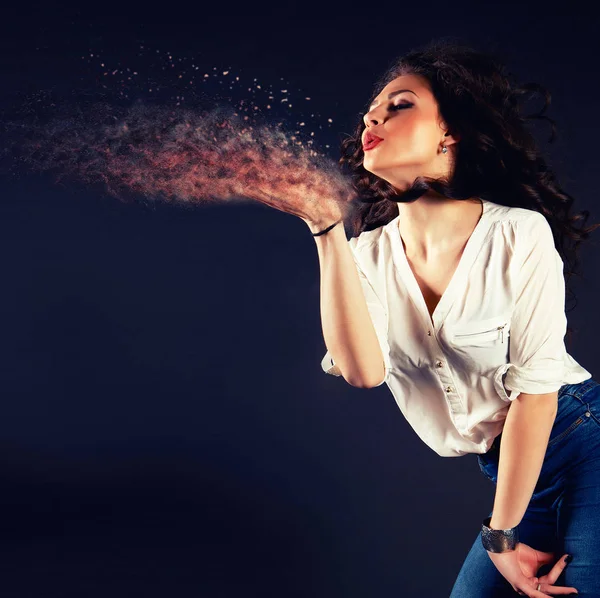 Güzel kız, kum fırtınası