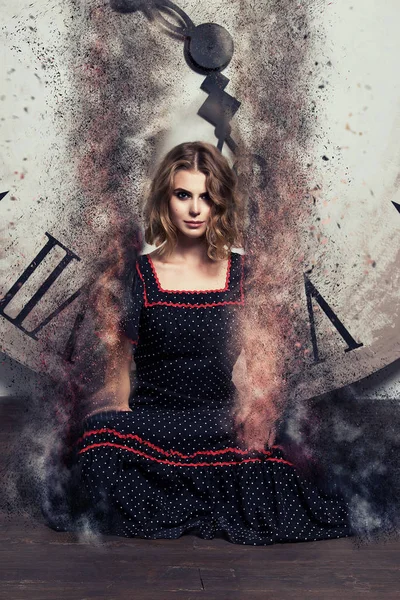 Güzel kız, kum fırtınası