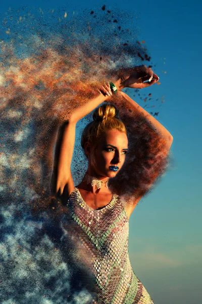 Güzel kız, kum fırtınası