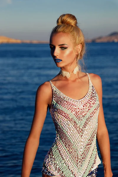 Güzel kız, deniz tarafında