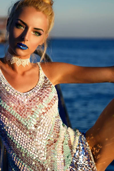 Güzel kız, deniz tarafında