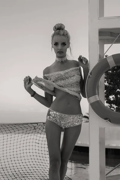 Güzel kız, Kapalı Yüzme Havuzu