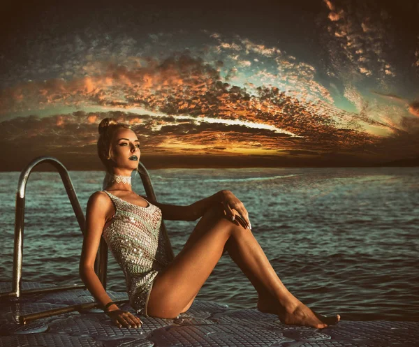 Güzel seksi kız, genç ve güzel modeli, deniz günbatımı okyanus Sahili