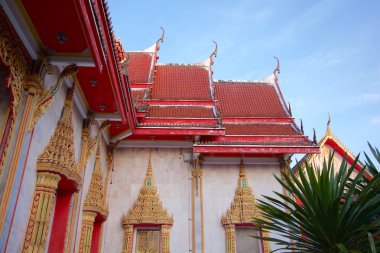Güzel tavan duvar ve Budist kilise ve açık mavi gökyüzü