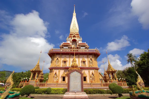 Chalong temple Phuket Thaialnd en büyük pagoda önden görüntülemek