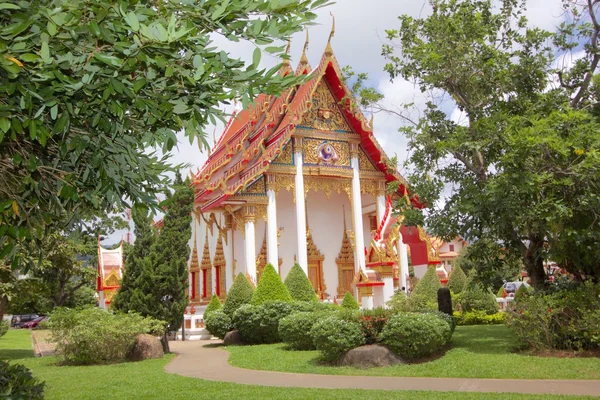 Doğu görünümü Bahçe ve Pagoda Chalong Tapınağı Phuket Tayland