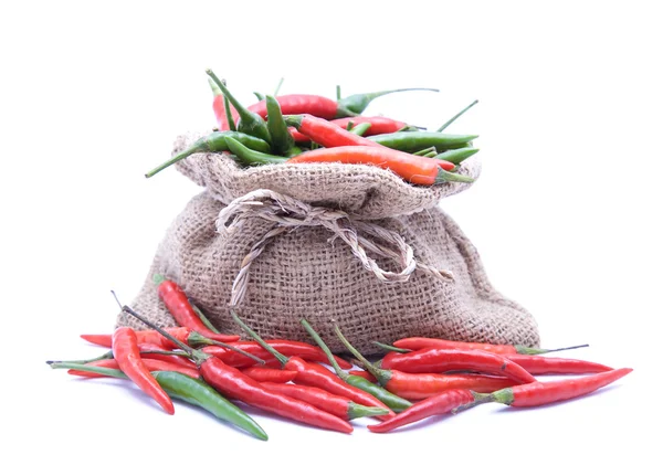 Kırmızı ve yeşil biber ve beyaz arka plan ile kahverengi çanta