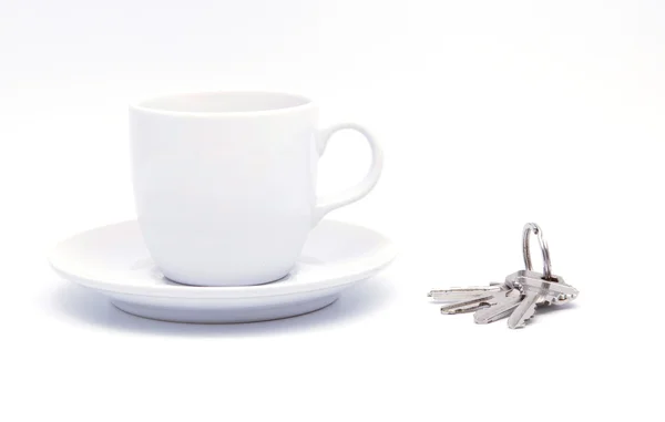 Beyaz kahve fincanı ve anahtarları 