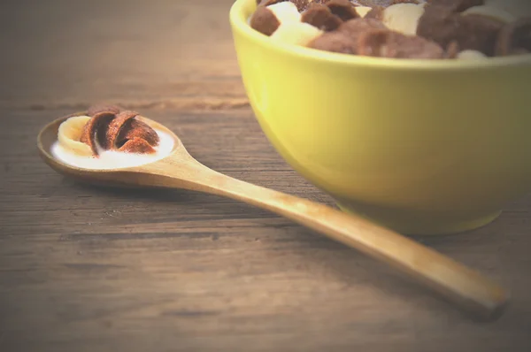 Hububat tahta kaşık ve ahşap zemin üzerine sarı Kupası 