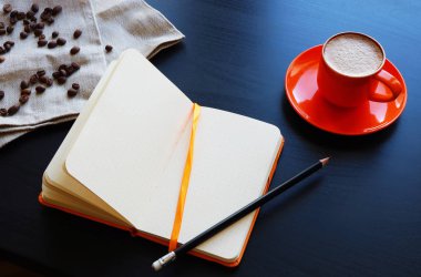 Turuncu defter, espresso kahve ve kahve çekirdekleri ile sahne