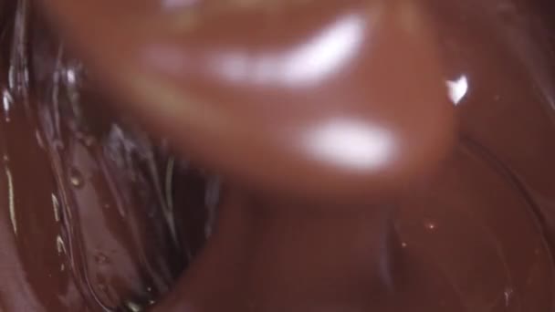 Roeren van de chocolade — Stockvideo