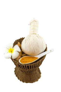 Spa bitkisel sıkıştırma topu, beyaz frangipani çiçekler (Plumeria spp, Apocynaceae, Pagoda ağaç, tapınak ağacı), beyaz kaşığı zerdeçal tozu ve bambu sepet beyaz arka plan üzerinde mum. Kırpma yolu ile kaydedilmiş