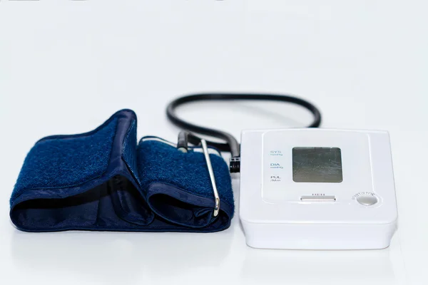 Medidor digital automático de monitorización de la presión arterial sobre fondo blanco — Foto de Stock