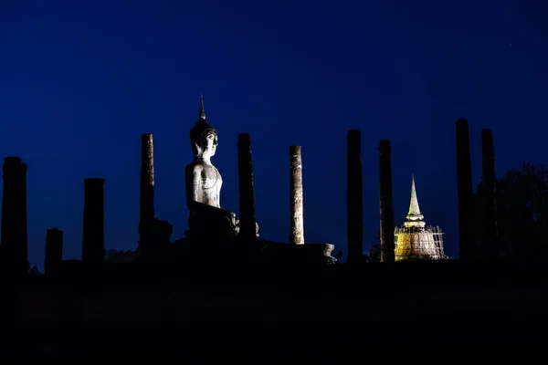 Estátua de Buda de Silhueta em Wat Mahathat Parque Histórico de Sukhothai, Sukhothai, Tailândia — Fotografia de Stock