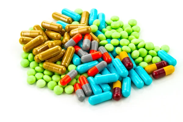 Muitos medicamentos coloridos no fundo branco — Fotografia de Stock