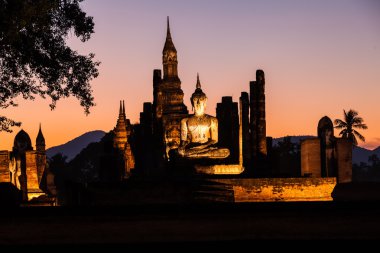 Siluet Buda heykeli Wat Mahathat Sukhothai tarihi park, Sukhothai, Thailand