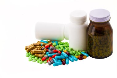 renkli hapları ve beyaz zemin üzerine Tablet 