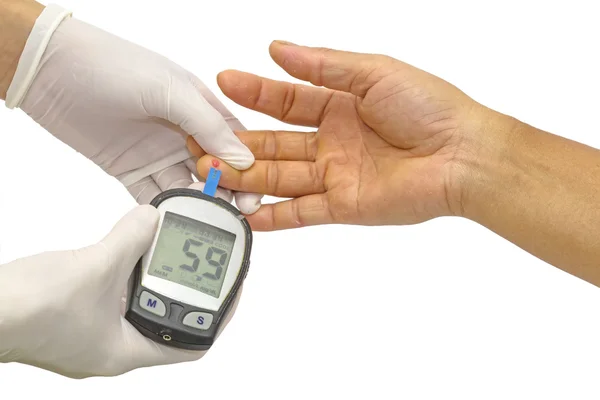 Лічильник глюкози в крові, значення цукру в крові вимірюється на пальці — стокове фото