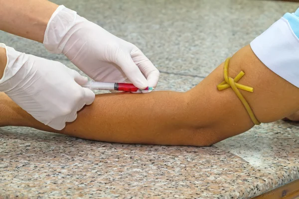 Glucómetro de sangre, el valor de azúcar en sangre se mide en un dedo — Foto de Stock