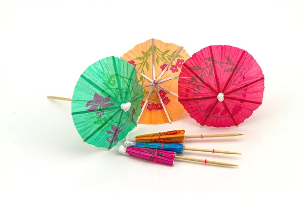 Cerca de colorido de muchos paraguas de cóctel sobre fondo blanco — Foto de Stock