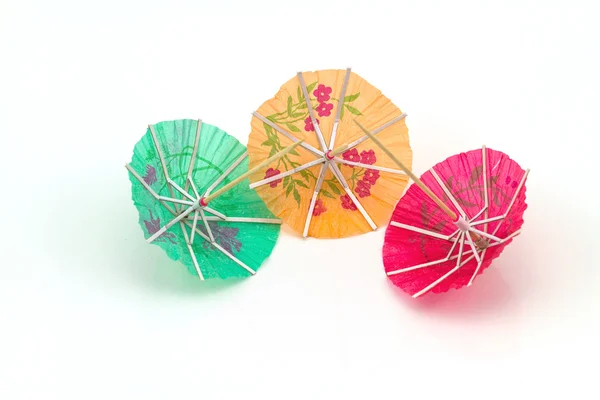 Cerca de colorido de muchos paraguas de cóctel sobre fondo blanco — Foto de Stock