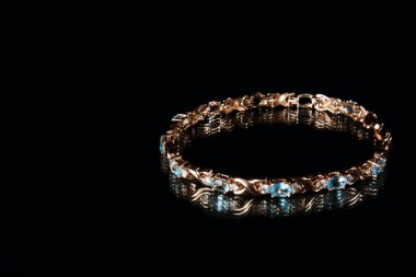 Taşlar ve topaz ve elmas Studio siyah arka plan üzerine altın bileklik