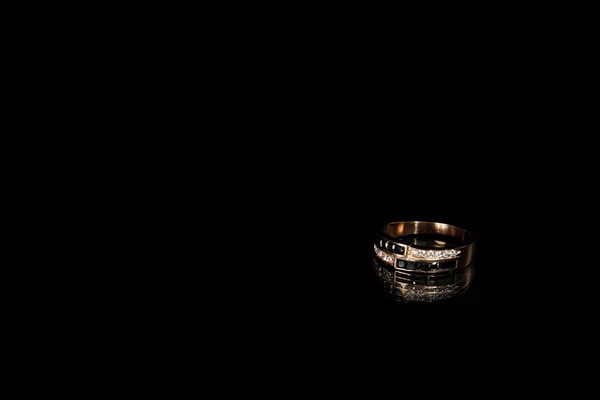 Χρυσό δαχτυλίδι με διαμάντια σε στούντιο σε μαύρο φόντο — Φωτογραφία Αρχείου