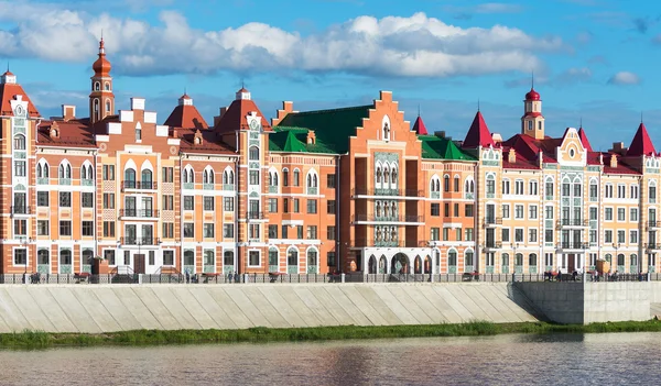 Die Böschung bröckelt. joschkar-ola stadt, russland — Stockfoto