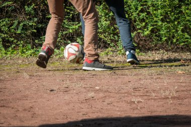 2 çocuk egzersiz için futbol oynamak