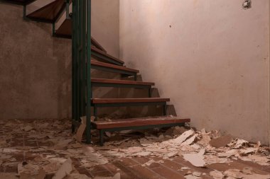 Duvar kağıdı çıkarıldıktan sonra Bodrum