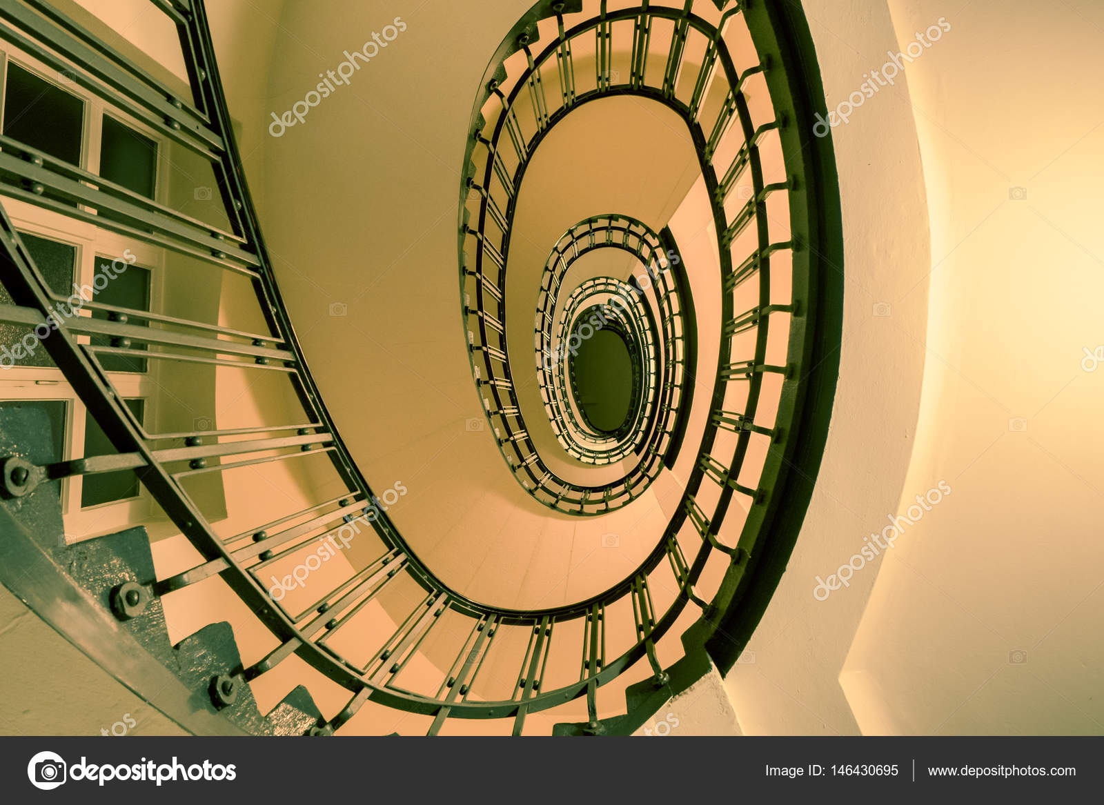 escalera de caracol vintage — Foto de stock © SvenRitter #146430695
