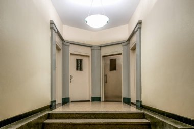 4 kapı ile giriş holü