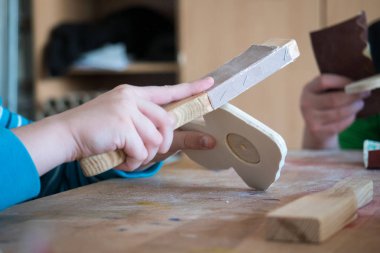 Çocuk ahşap ile çalışma 