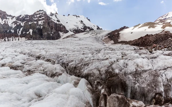 buzulda Gürcistan dağlarda Gergeti