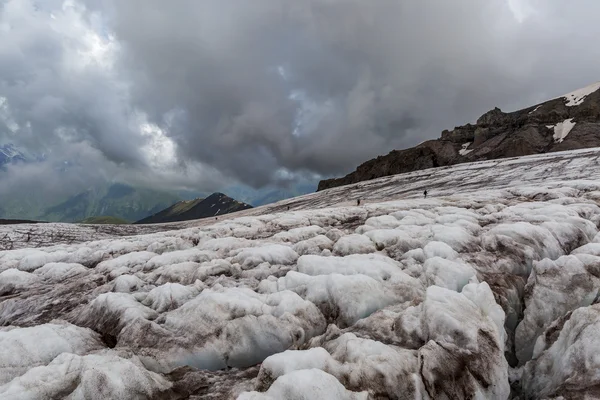 En el glaciar Gergeti en las montañas de Georgia — Foto de Stock