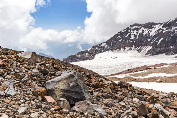 Nuvens sobre picos de montanha nevados — Fotografia de Stock