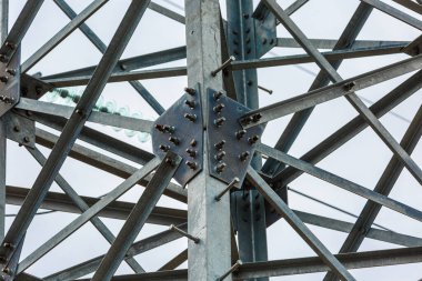 Bulutlu gökyüzüne karşı yüksek voltajlı elektrik direği