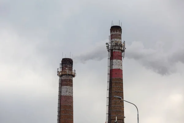 Gökyüzü arkaplanındaki eski bacalar