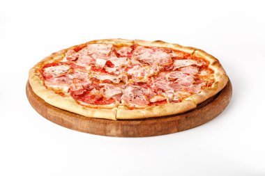 Beyaz arka planda izole edilmiş ahşap bir tabakta etli, sosisli ve domatesli pizza..