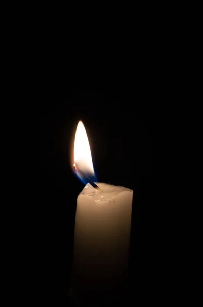 Luz branca da vela do quarto preto — Fotografia de Stock
