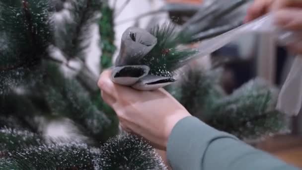 Processo de desembalagem de árvore de Natal artificial verde . — Vídeo de Stock