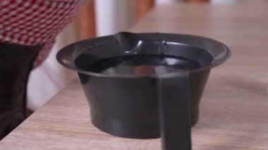 Köpek pençesini manikür için özel bir tepsiye koyar. Manikür salonunun parodisi