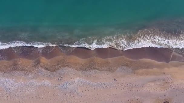 Çakıl taşları kıyılarına gelen büyük maaşlarla baş döndürücü bir deniz manzarası.. — Stok video