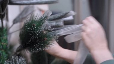 Yeşil yapay Noel ağacının paketleri açılıyor.