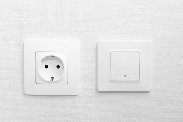 电源插座和开关为舒适的地下采暖系统在白色的空墙上，前看，关闭。翻新公寓、电线和电力来源. — 图库照片