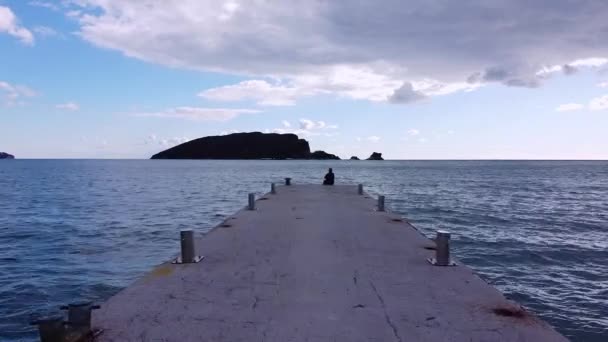 海や海への右側の歩道上での撮影. — ストック動画
