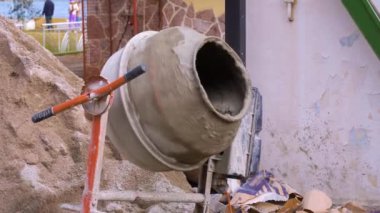 Beton karıştırıcıda çalışıyor, inşaat fabrikasında dönüyor..