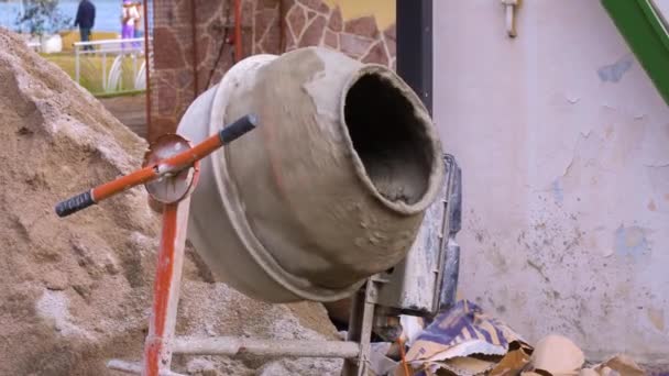 Mezclador de hormigón de trabajo, giratorio en la planta de construcción . — Vídeos de Stock