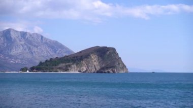 Karadağ 'ın Akdeniz kenti Budva' nın sert kayaları, Aziz Nicholas adası