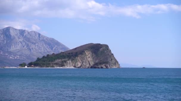 Roca áspera de la ciudad mediterránea Budva en Montenegro, isla de San Nicolás — Vídeos de Stock